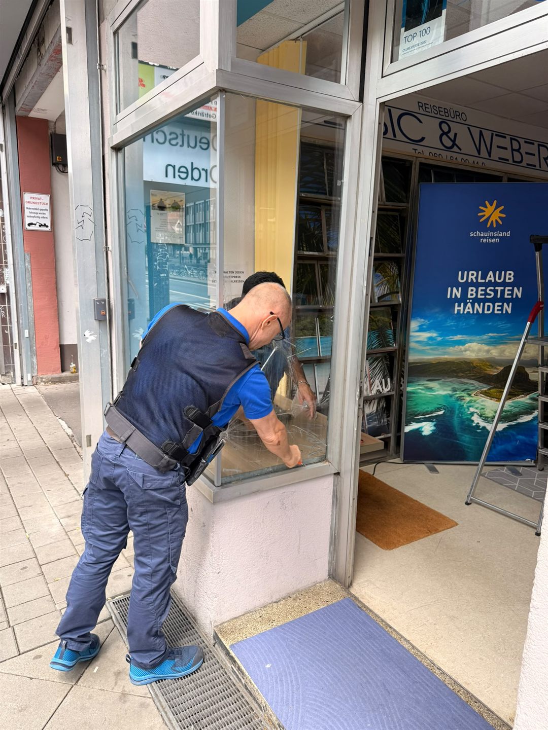 FensterFix-Techniker arbeitet an einem Fensterelement