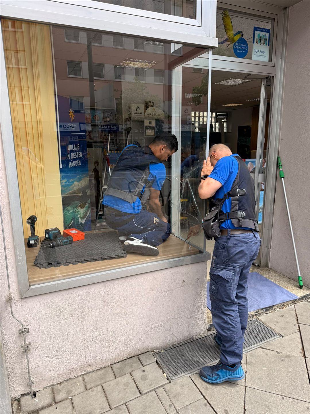 FensterFix-Techniker arbeiten an einem großen Türelement